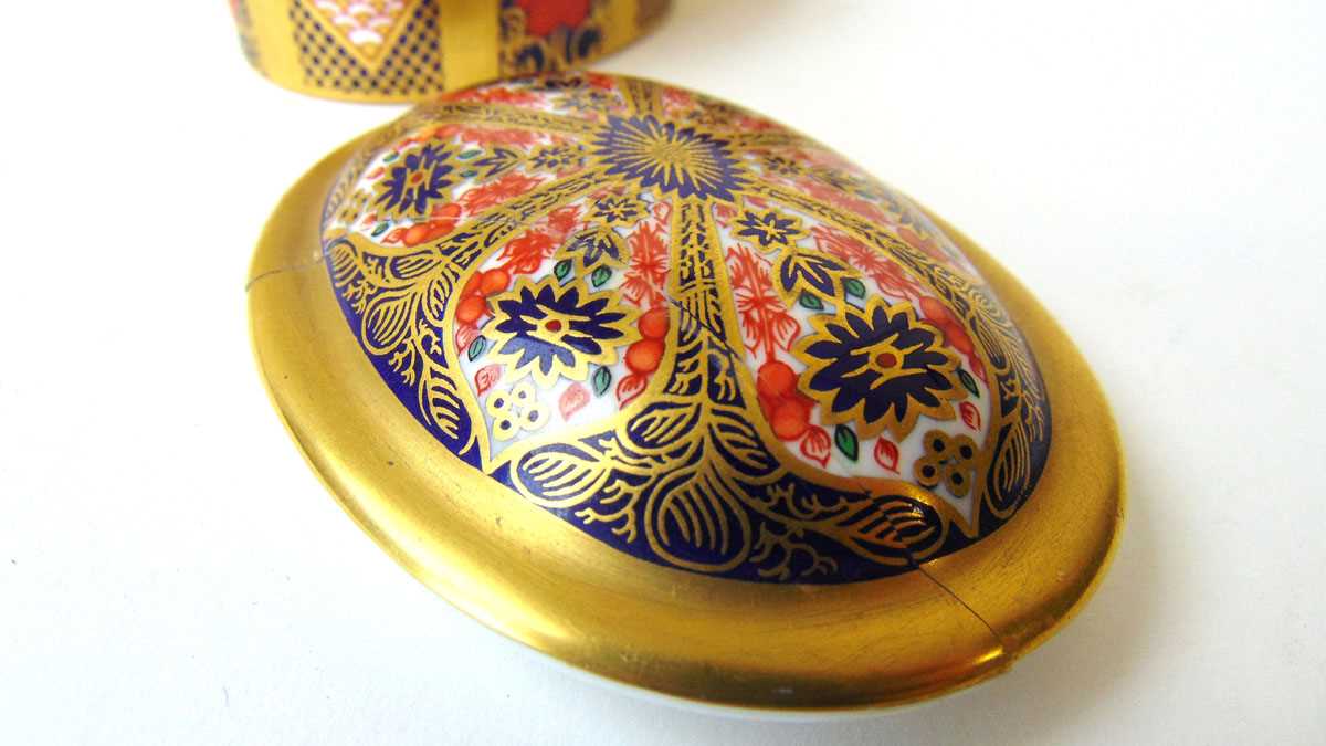 Two Royal Crown Derby Imari paperweights, modelled as an Armadillo and a Dolphin, each with gold - Image 4 of 4