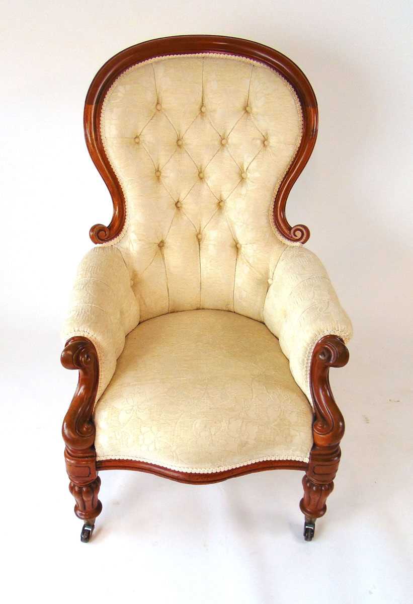A Victorian chaise longue with matching armchair en-suite, each with mahogany show frame, with - Image 5 of 7