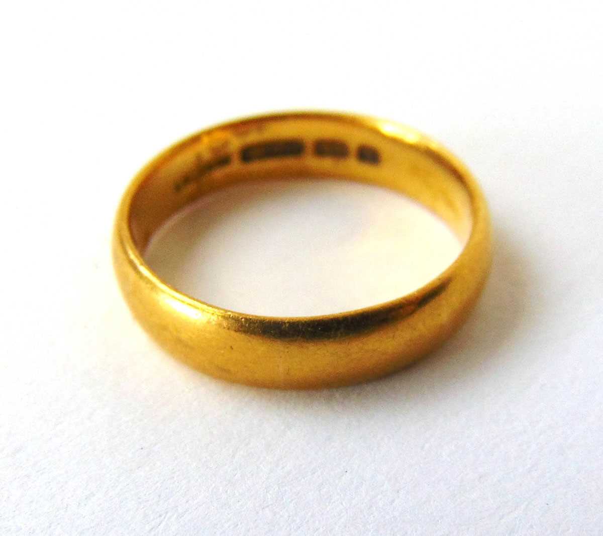 A 22ct gold wedding band. Size Q. Approx. weight 5.9g