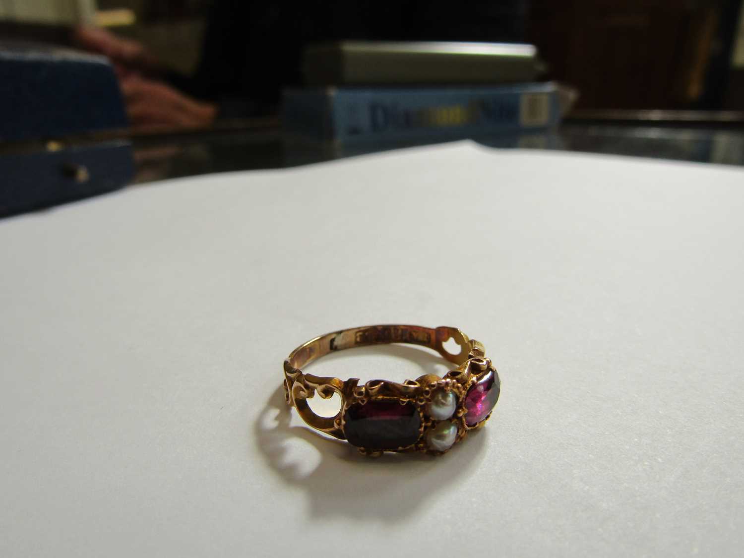 A mid Victorian 15ct gold, almandine garnet and pearl ring with openwork scrolling shoulders and - Bild 4 aus 8