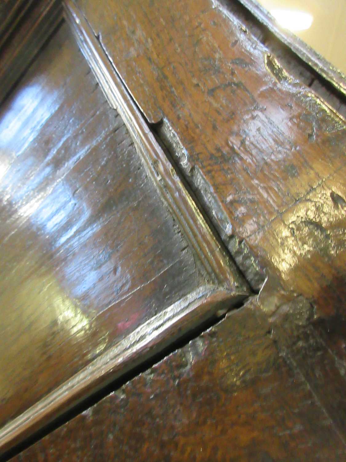 An 18th century oak and mahogany crossbanded dresser, the two plank top with moulded edge above - Image 15 of 26