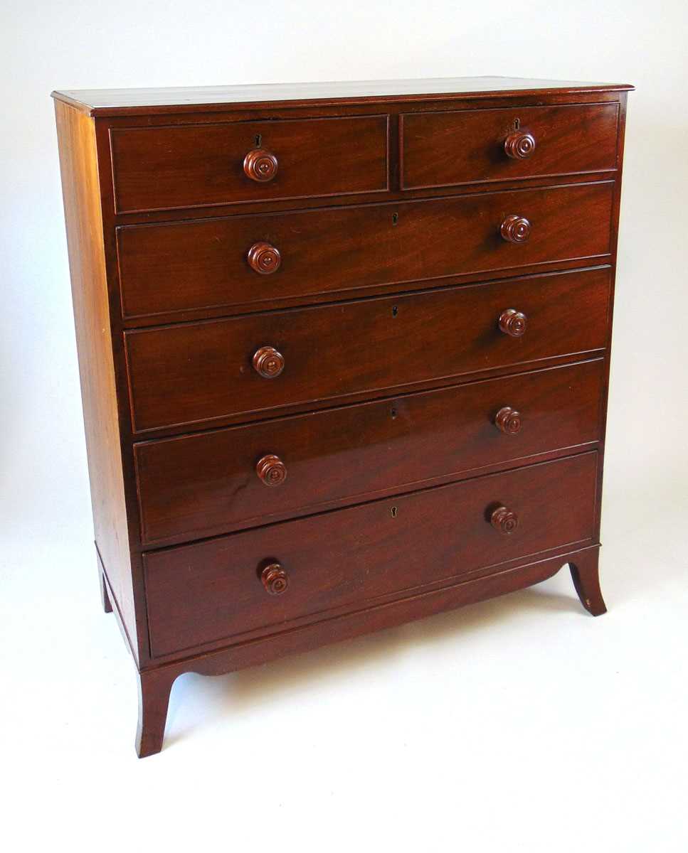 An early 19th century mahogany chest of drawers, with two short over four long graduated oak lined - Image 5 of 6