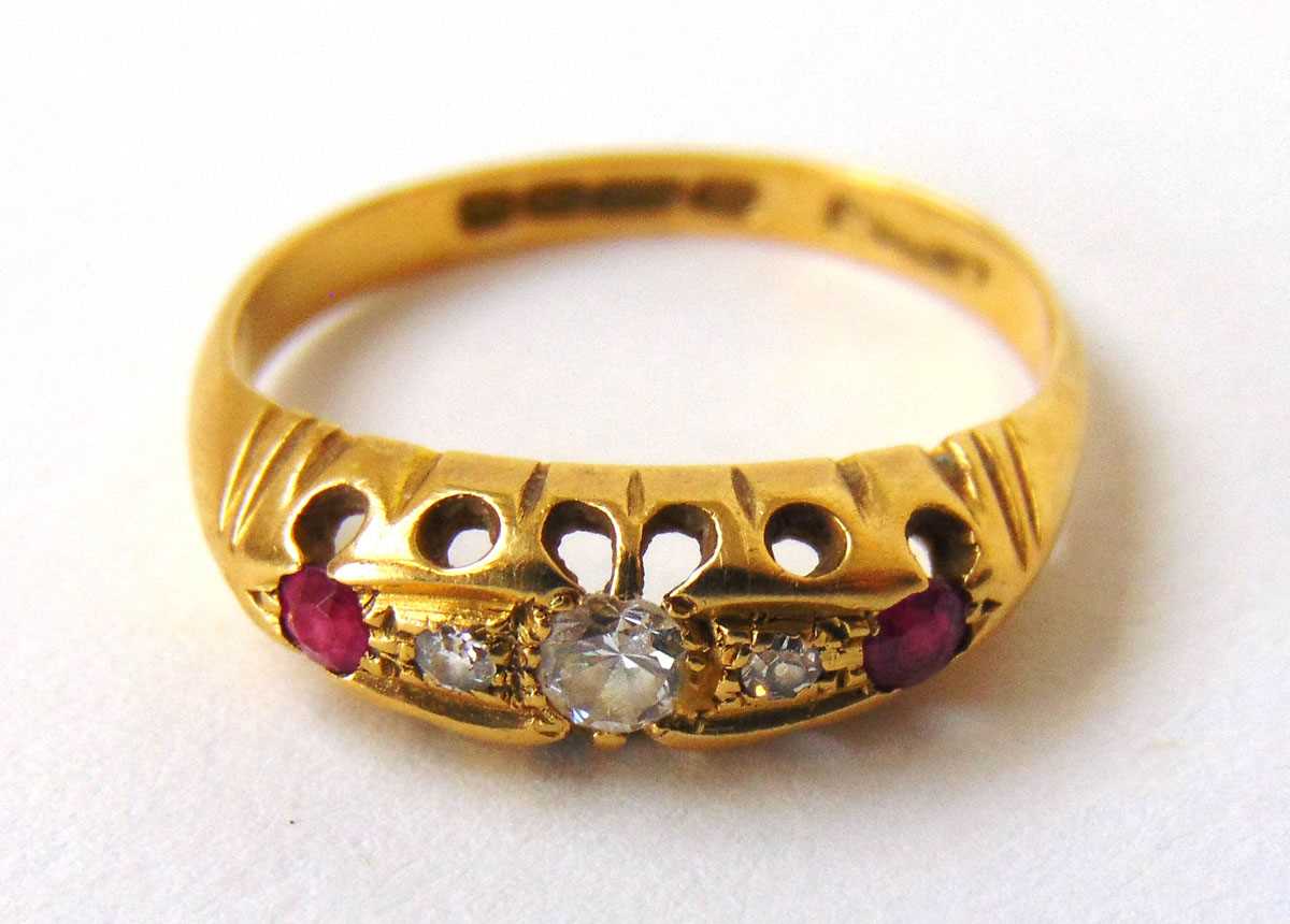 An early 20th century 18ct gold and ruby ring. Size K 1/2. Approx. weight 2.5g - Bild 2 aus 3