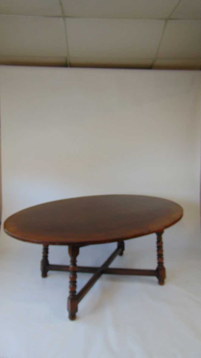 A reproduction oak dining table, having a well figured oval top on a fixed base with bobbin turned - Image 2 of 3