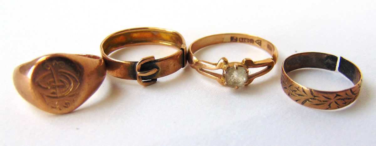 Four 9ct gold and yellow metal rings to include a signet ring. Approx. weight 5.1g