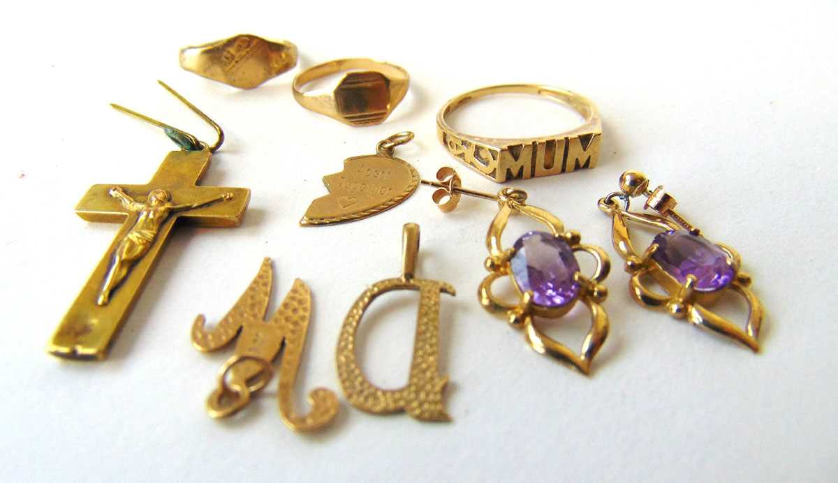 A collection of 9ct gold and yellow metal jewellery to include signet rings, amethyst earrings, - Image 2 of 2