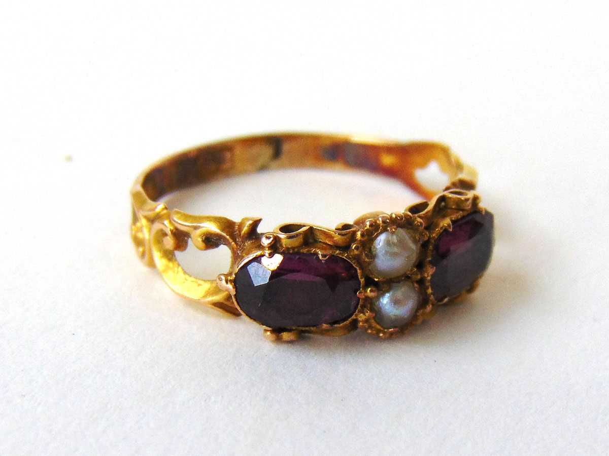 A mid Victorian 15ct gold, almandine garnet and pearl ring with openwork scrolling shoulders and - Bild 2 aus 8