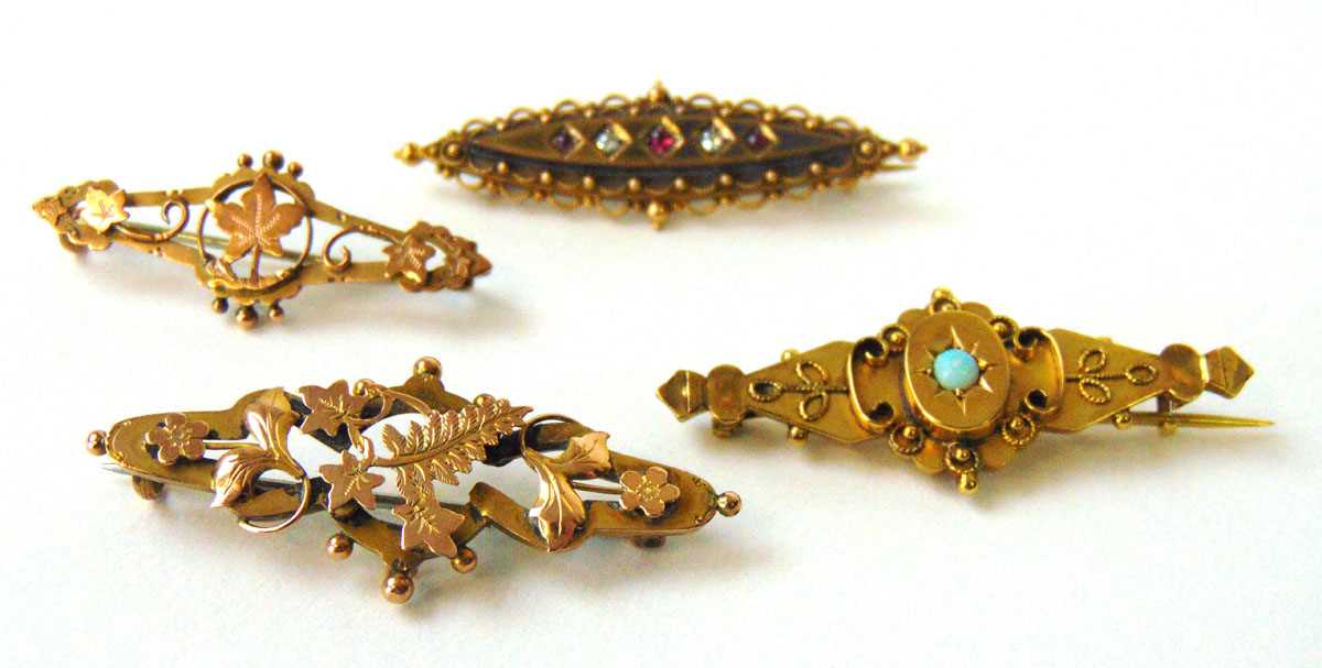 A Victorian 15ct gold, garnet and diamond brooch together with three similar 9ct gold brooches. - Bild 3 aus 4