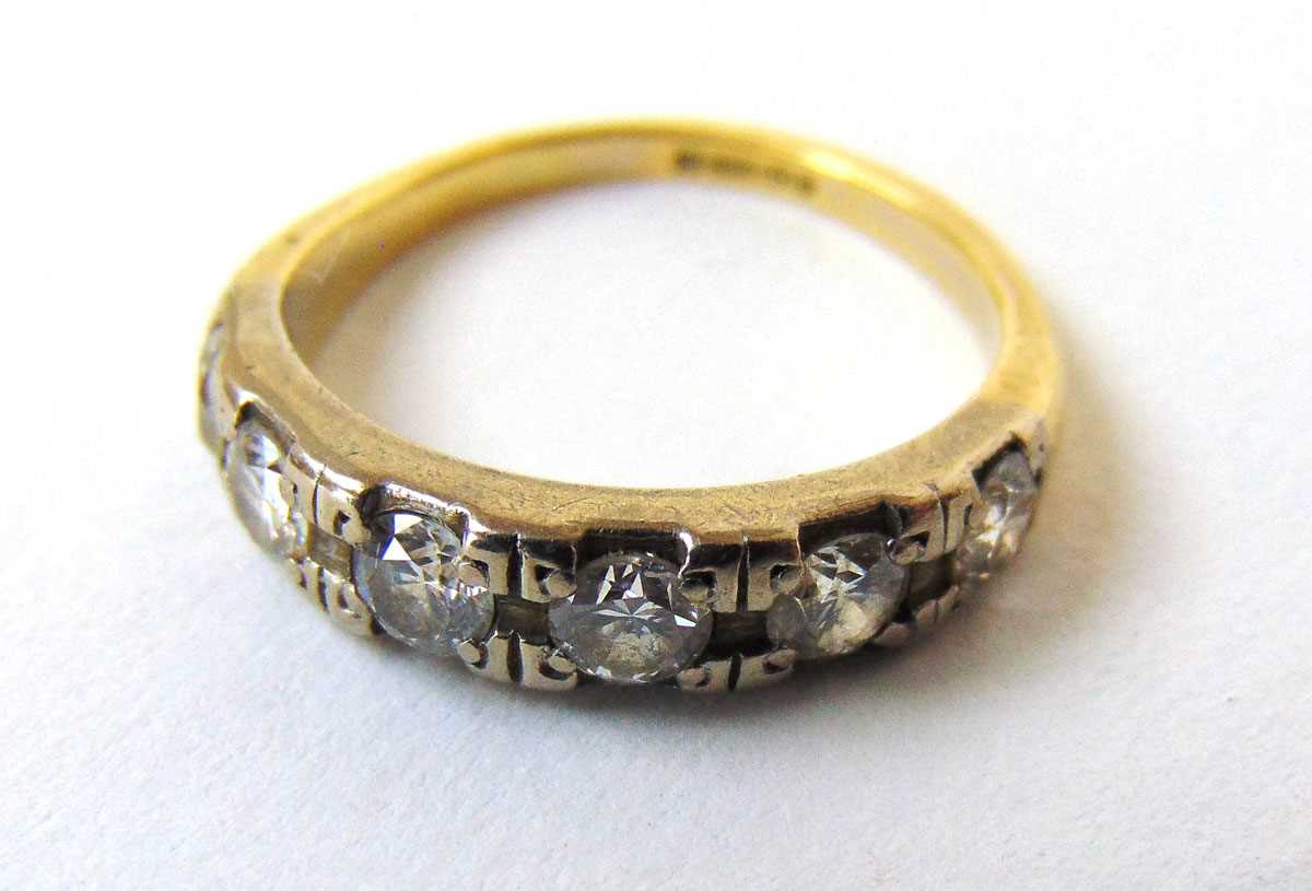 An 18ct gold and diamond half eternity ring. The five round brilliant stones totalling approximately - Bild 2 aus 2