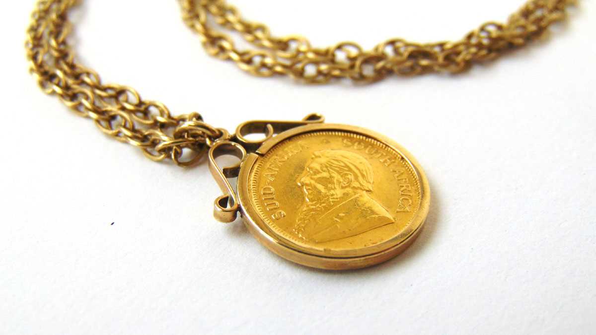 A South Africa 1980 1/10 oz Krugerrand in a 9ct gold pendant mounted suspended from a 9ct gold - Image 3 of 3