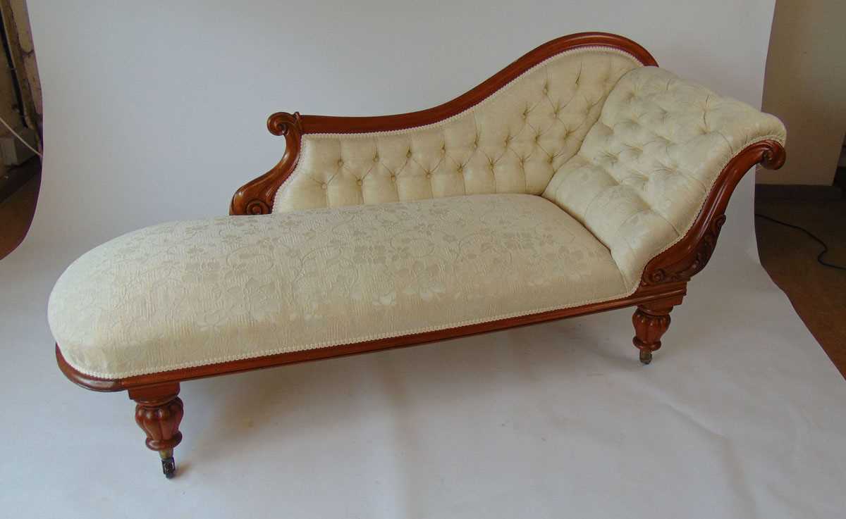 A Victorian chaise longue with matching armchair en-suite, each with mahogany show frame, with - Image 3 of 7