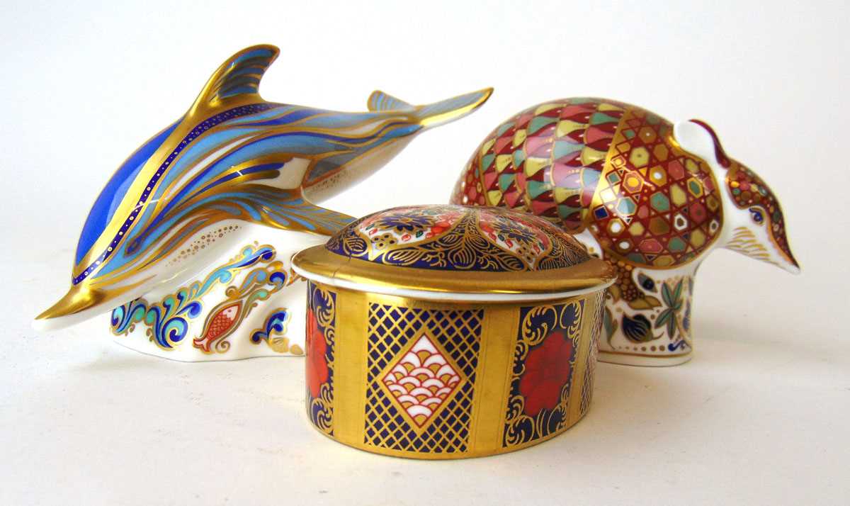 Two Royal Crown Derby Imari paperweights, modelled as an Armadillo and a Dolphin, each with gold - Image 3 of 4