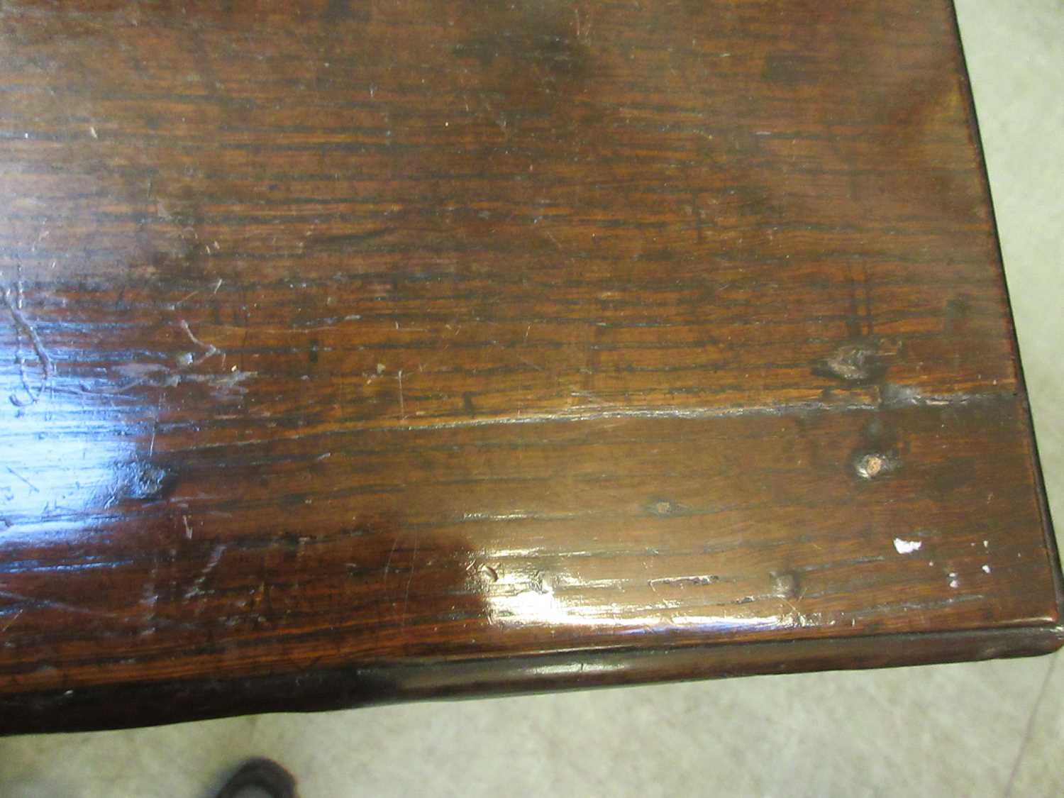 An 18th century oak and mahogany crossbanded dresser, the two plank top with moulded edge above - Image 5 of 26