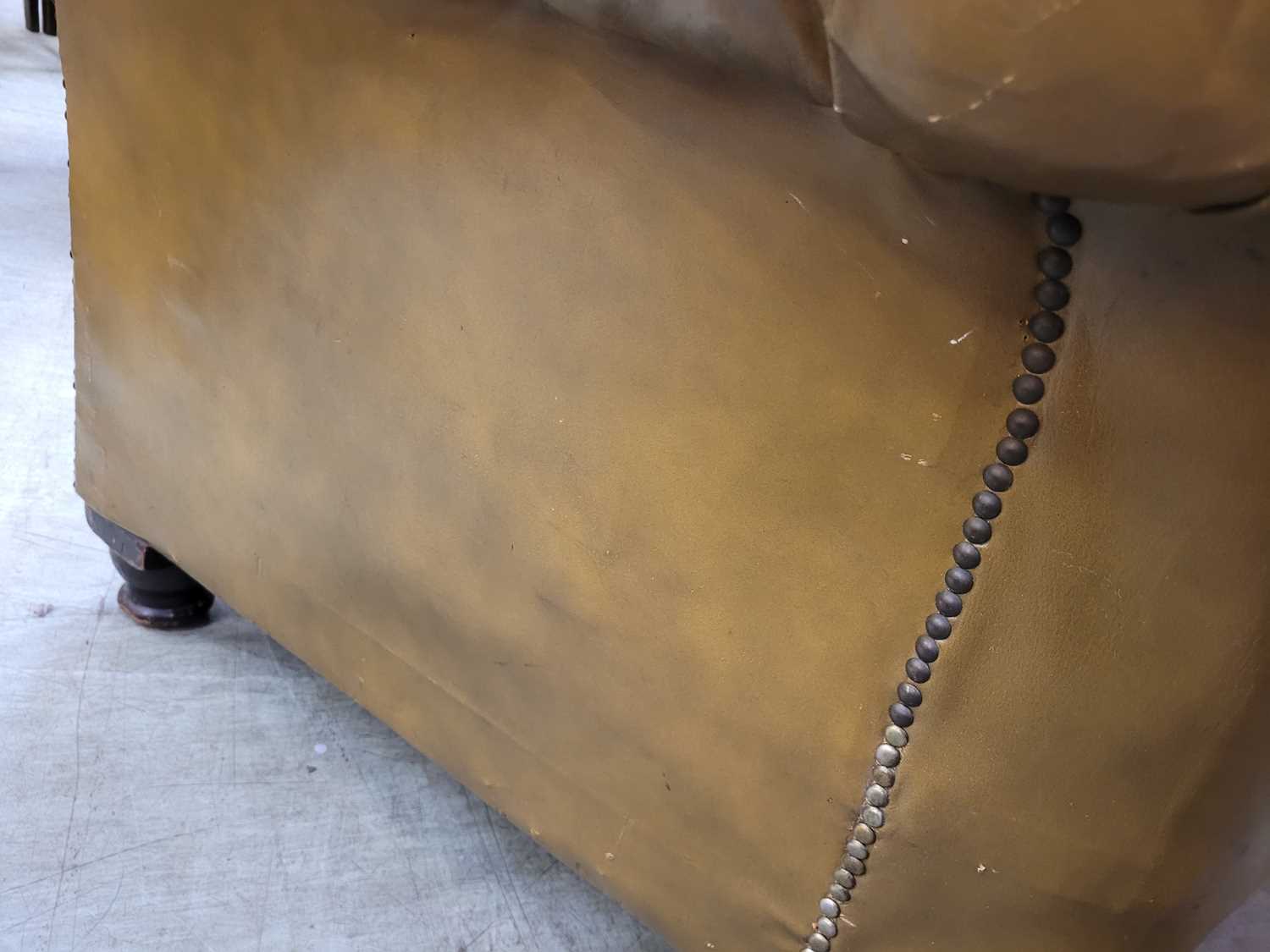 A Victorian green leather upholstered Chesterfield settee, with horsehair and sprung interior, on - Bild 10 aus 11