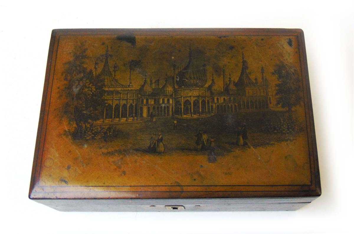 An early 19th century lacquered trinket box, with gilt transfer printed decoration of figures - Image 2 of 4