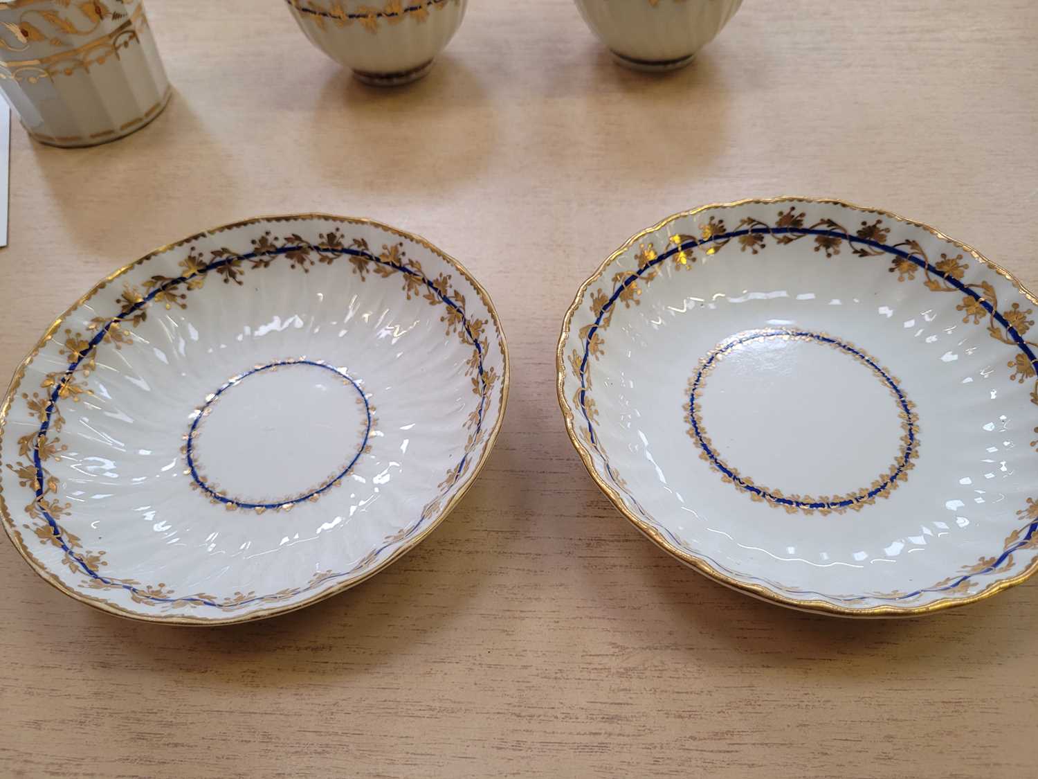 Two Derby porcelain tea bowls and saucers, late 18th century, one with spiral moulded fluting with - Bild 8 aus 14