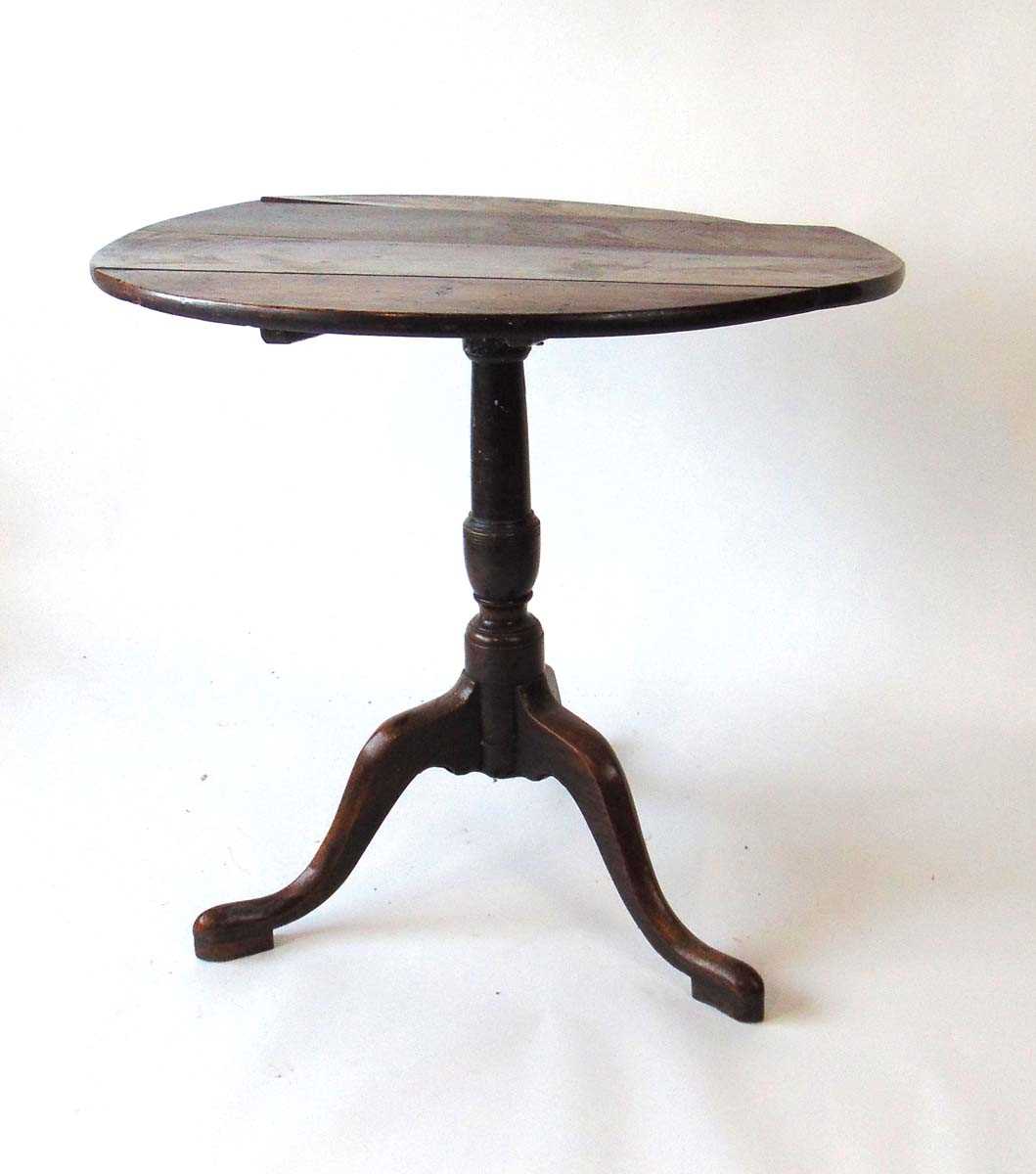 A George III oak tilt top occasional table, with turned support on three down swept legs, 73.5cm - Image 2 of 4