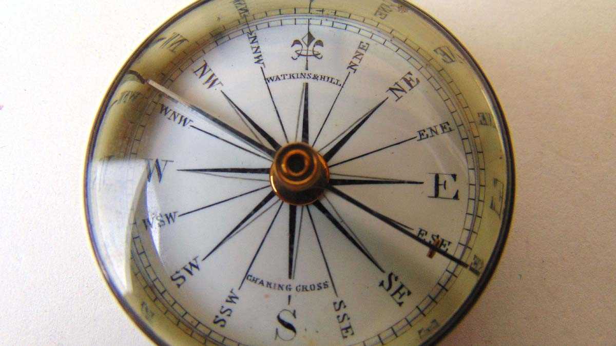 A George IV silver cased pocket compass, Richard Sibley I, London 1827, the white enamel dial - Image 3 of 3