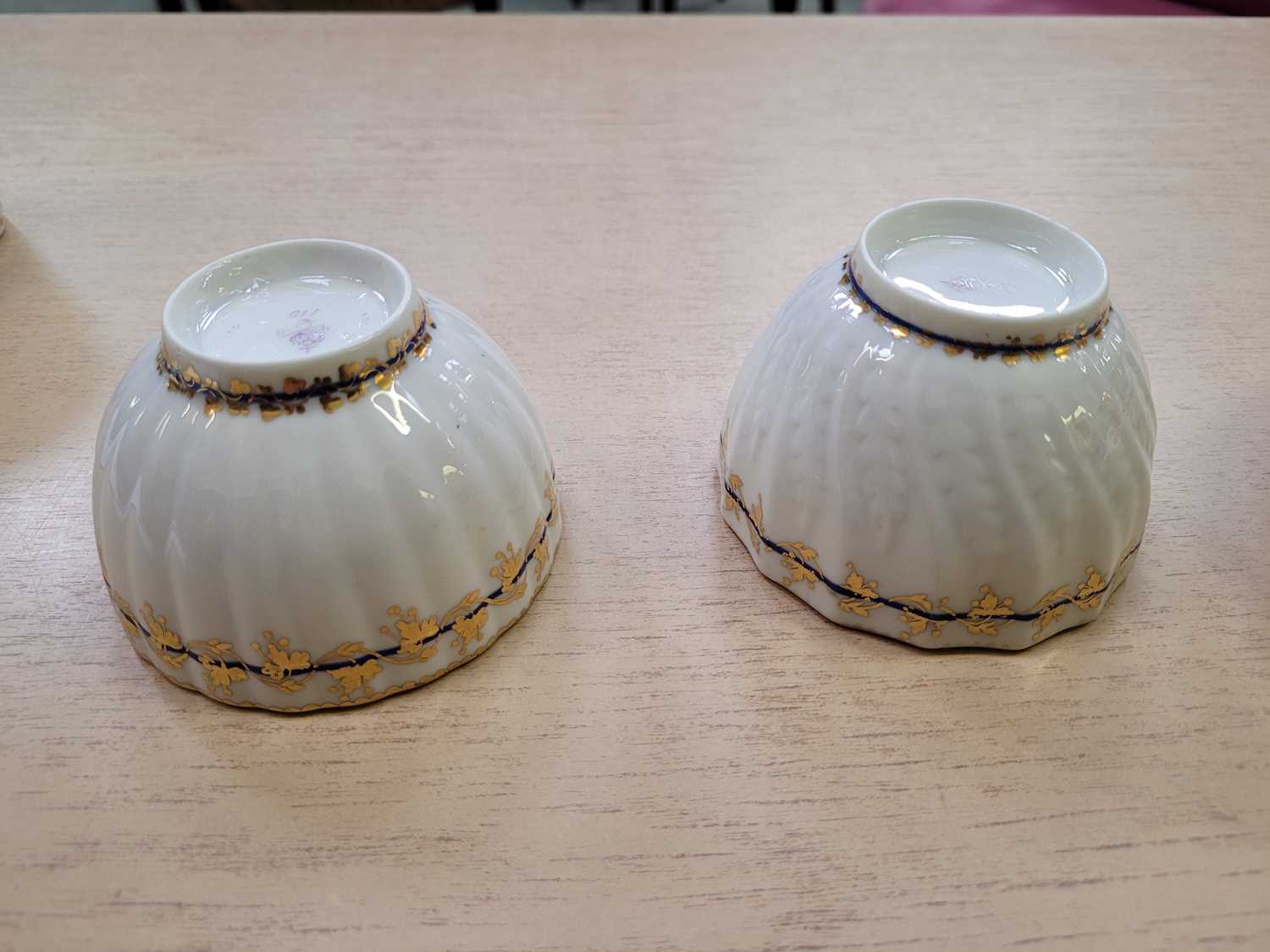 Two Derby porcelain tea bowls and saucers, late 18th century, one with spiral moulded fluting with - Bild 6 aus 14