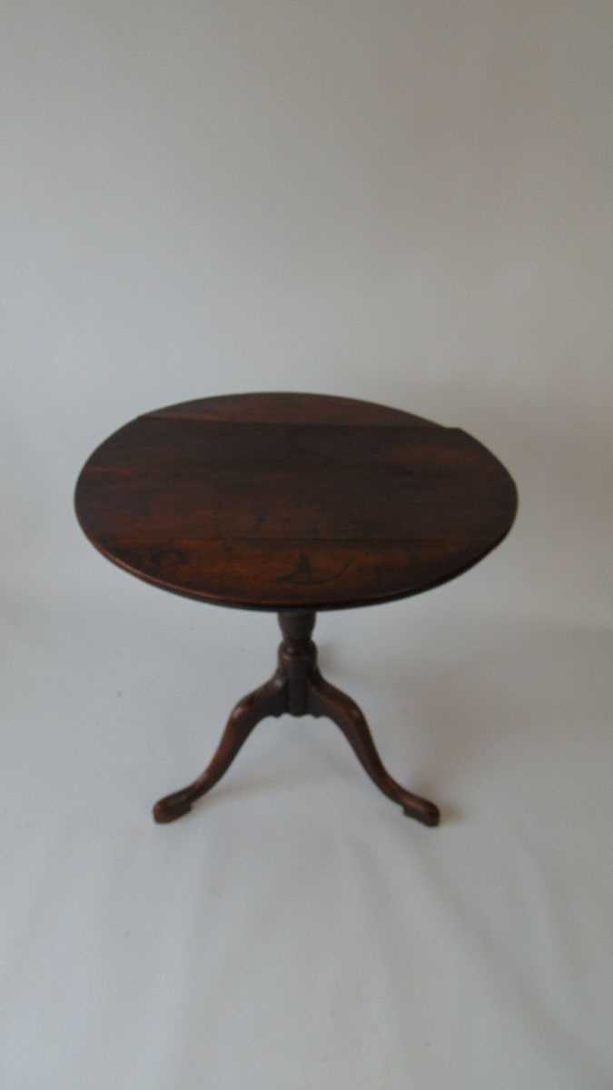 A George III oak tilt top occasional table, with turned support on three down swept legs, 73.5cm - Image 3 of 4