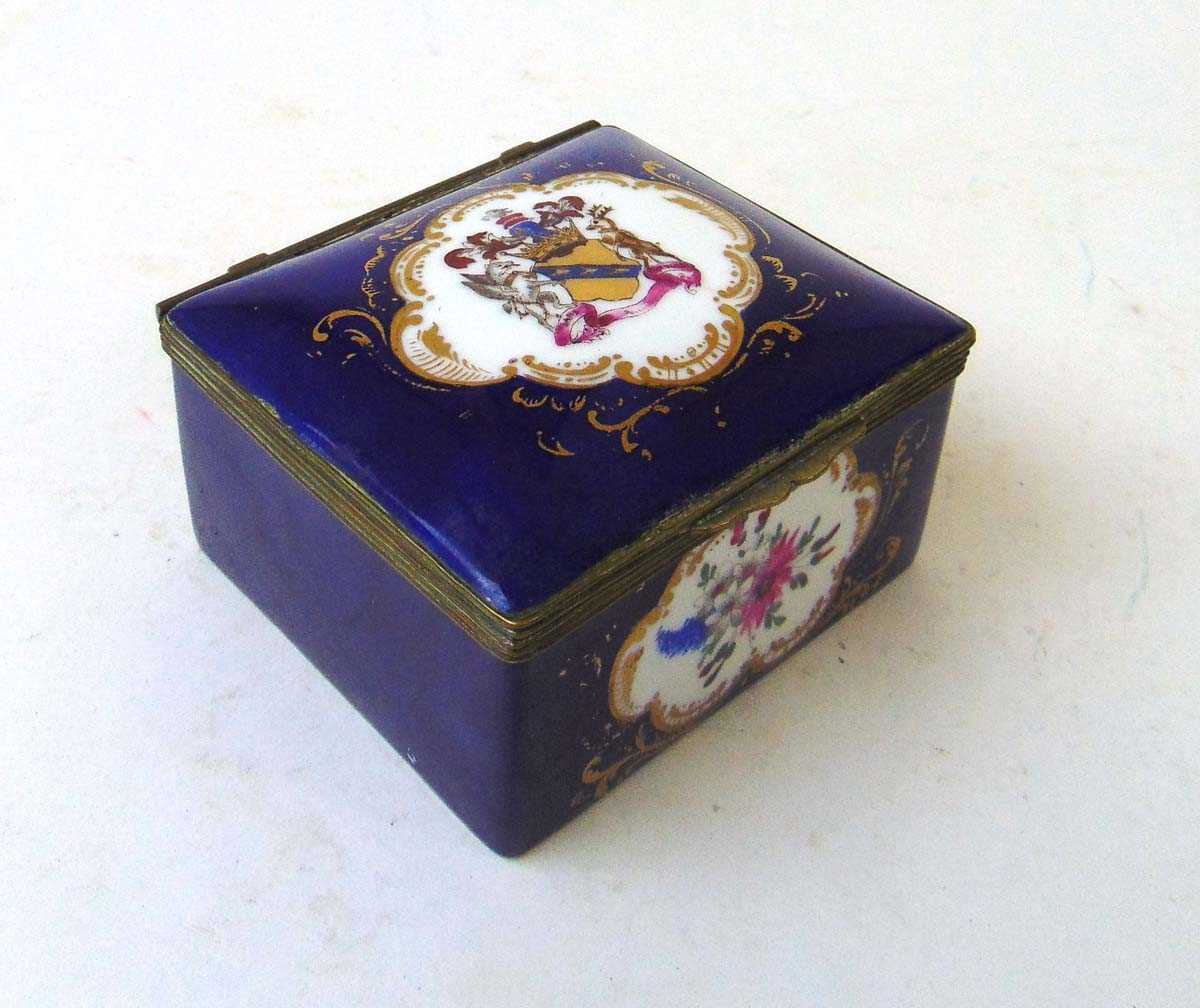 A 19th century French porcelain trinket box, the lid painted with an armorial, the front and rear - Image 3 of 3