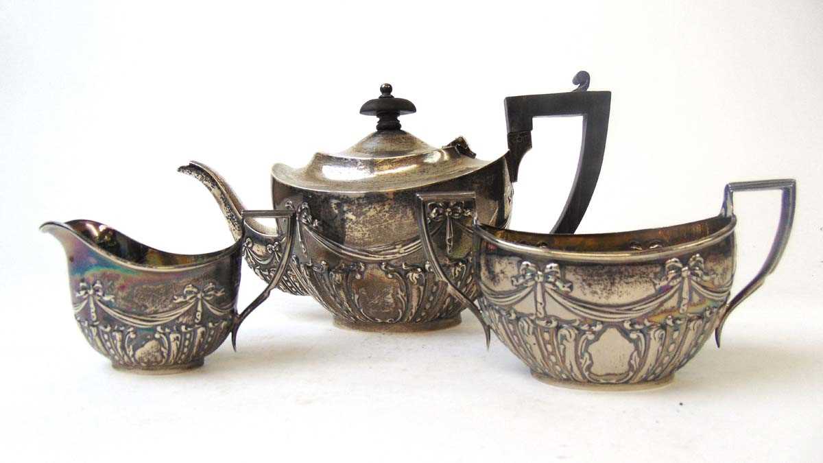 A bachelors silver tea set, Henry Matthews, Birmingham 1907, embossed with ribbons, beads and - Image 3 of 6