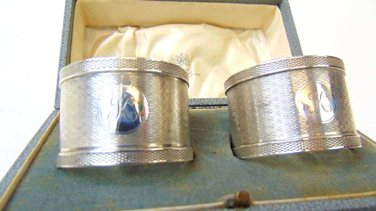 A pair of silver napkin rings, Colen Hewer Cheshire, Chester 1922, with cartouche initialed 'K', - Image 3 of 3