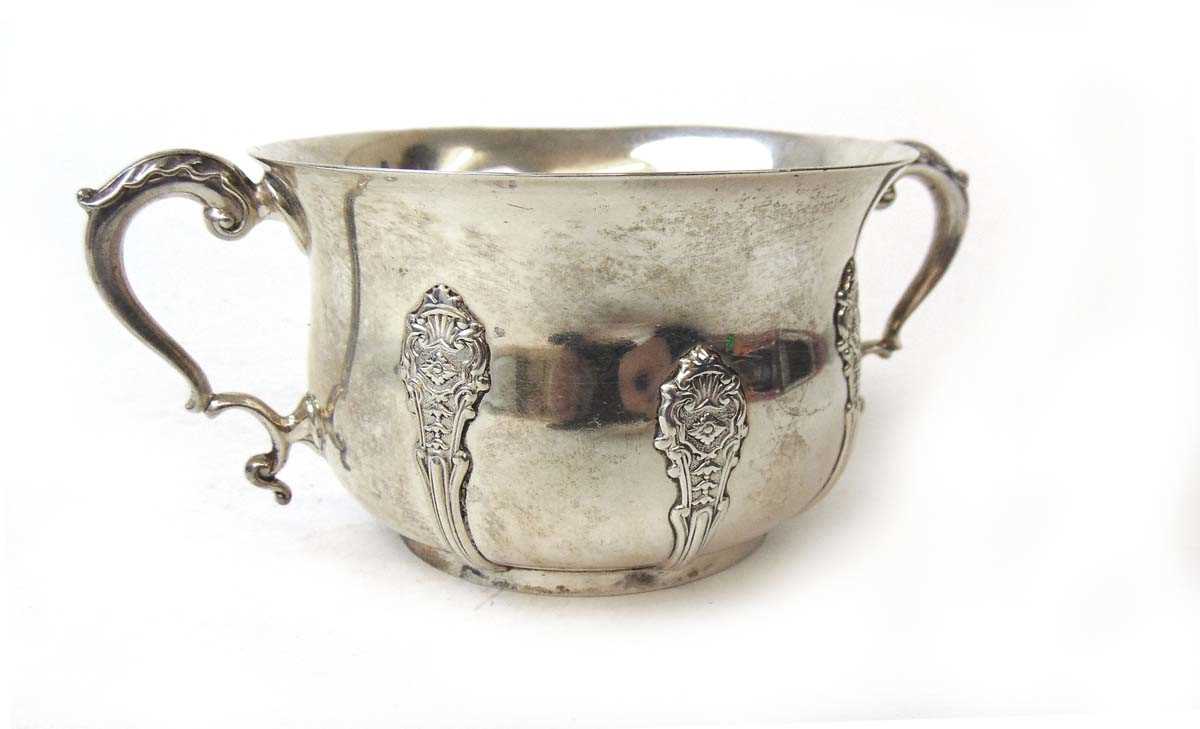 A silver two handled sugar bowl, Elkington & Co, Birmingham 1942, with foliate scroll capped handles - Image 3 of 3