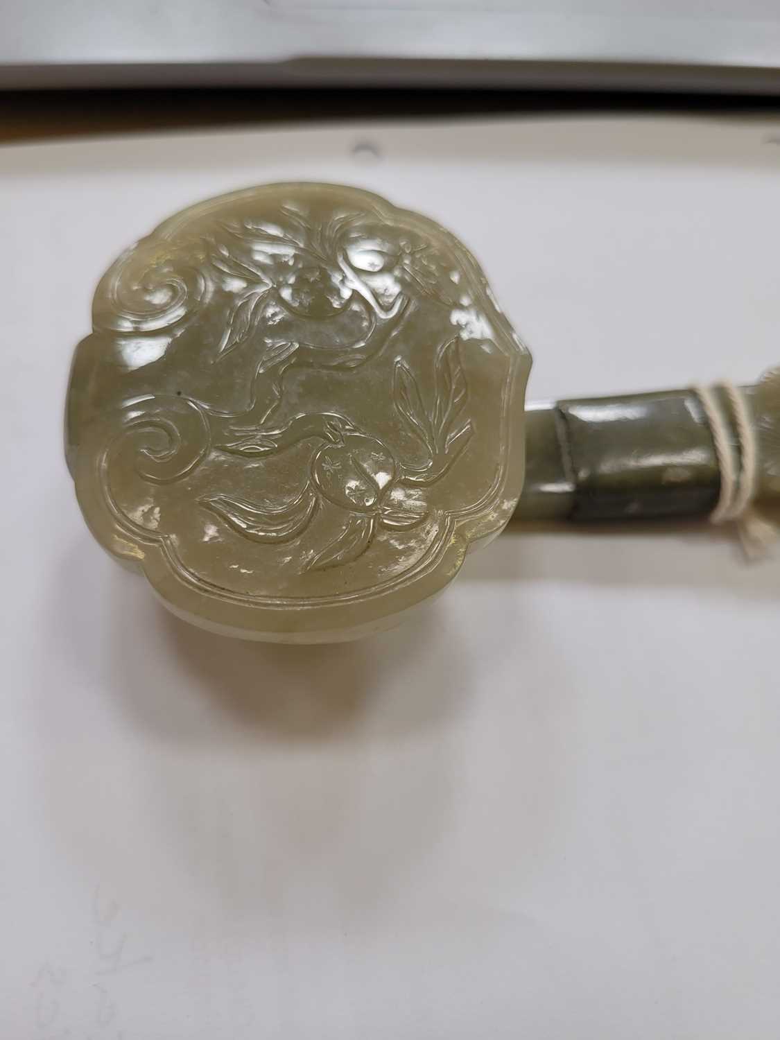 A Chinese carved jade section of a ruyi sceptre, Qing, the head carved with peaches on a leafy - Bild 7 aus 9