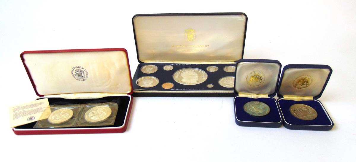 Republic of Panama Proof Set, 1975, Twenty Balboas to One Centesimo, issued by the Franklin Mint; - Image 2 of 5