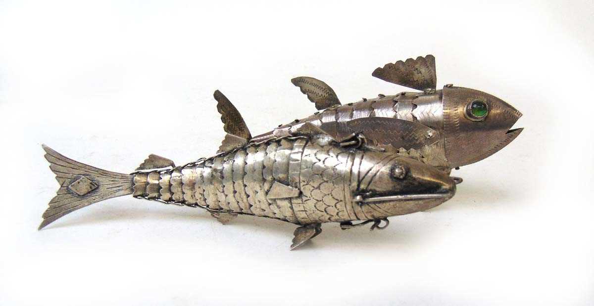 Judaica - a white metal articulated fish Besamim spice container, with hinged head, 13cm, and a