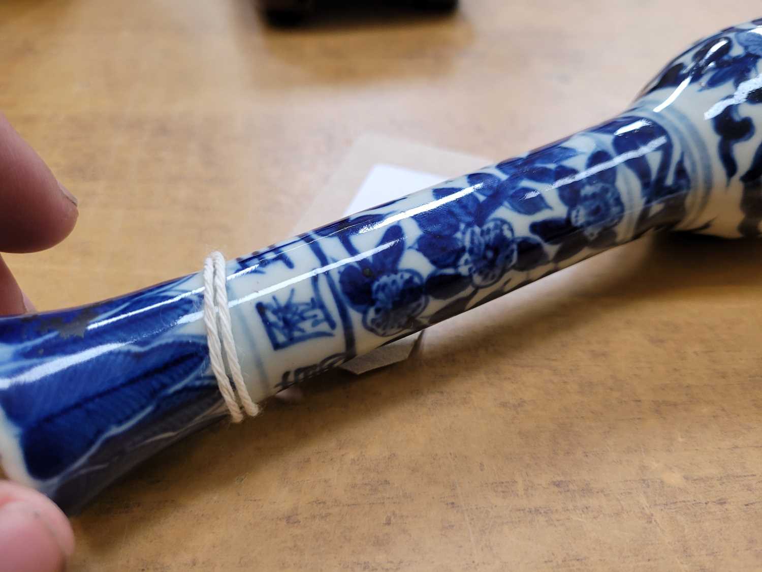 A Chinese blue and white calligraphy brush, the handle painted with leaves and five character Xuande - Image 7 of 14