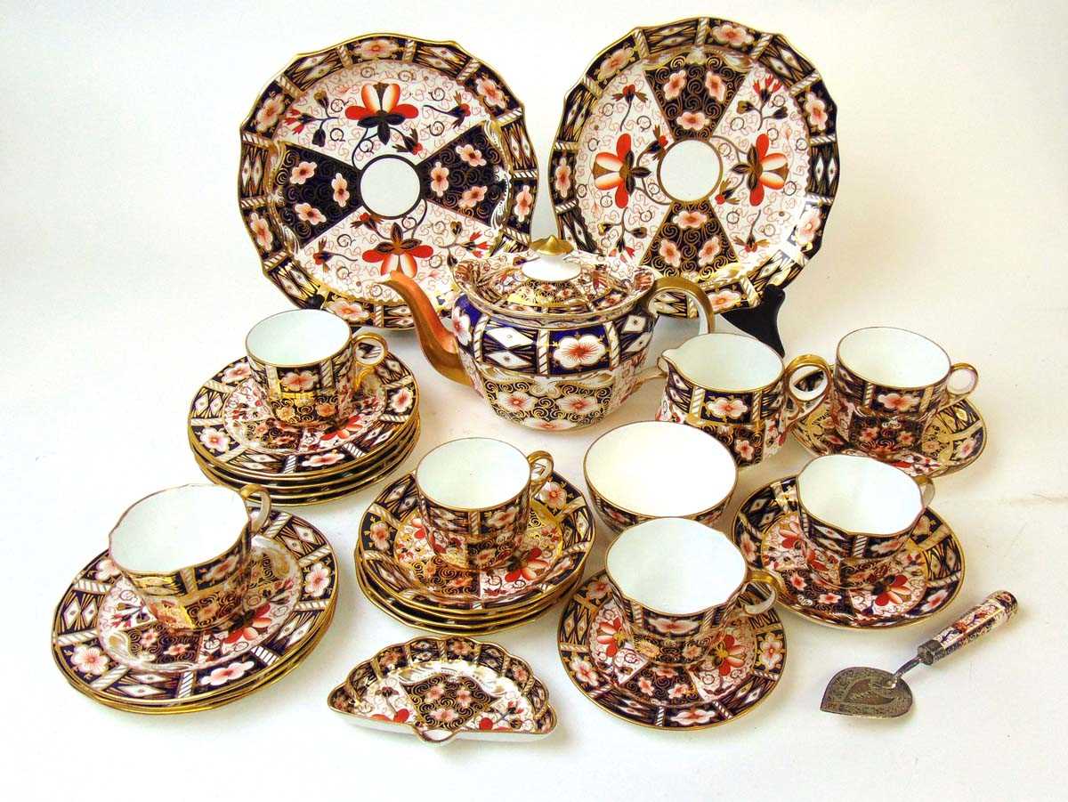 Royal Crown Derby Imari pattern tea wares, pattern 2451, comprising teapot, sugar bowl, milk jug, - Bild 2 aus 2