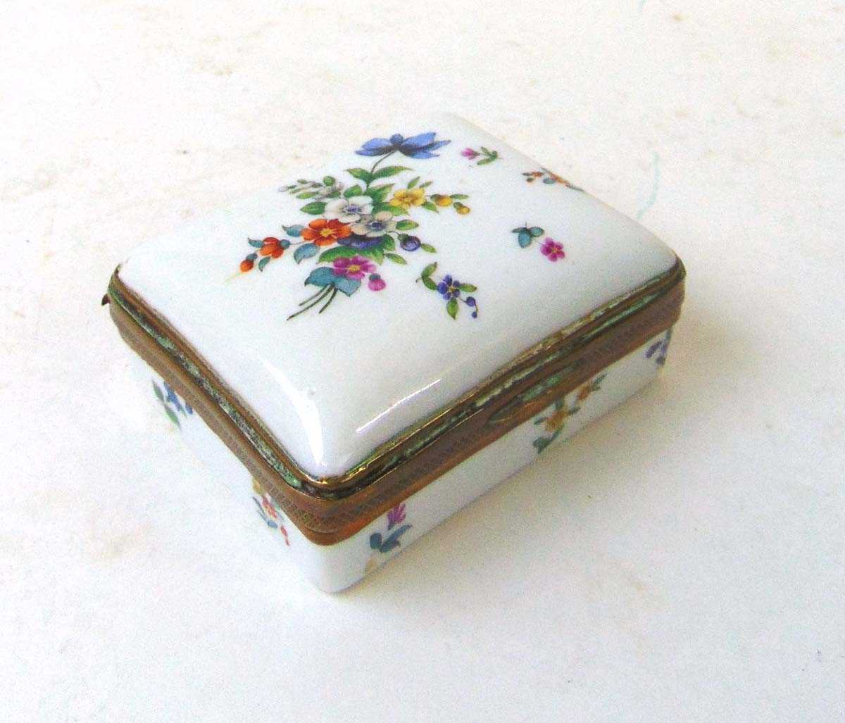 A 19th century French porcelain trinket box, the lid interior hand painted with figures before a - Image 2 of 4