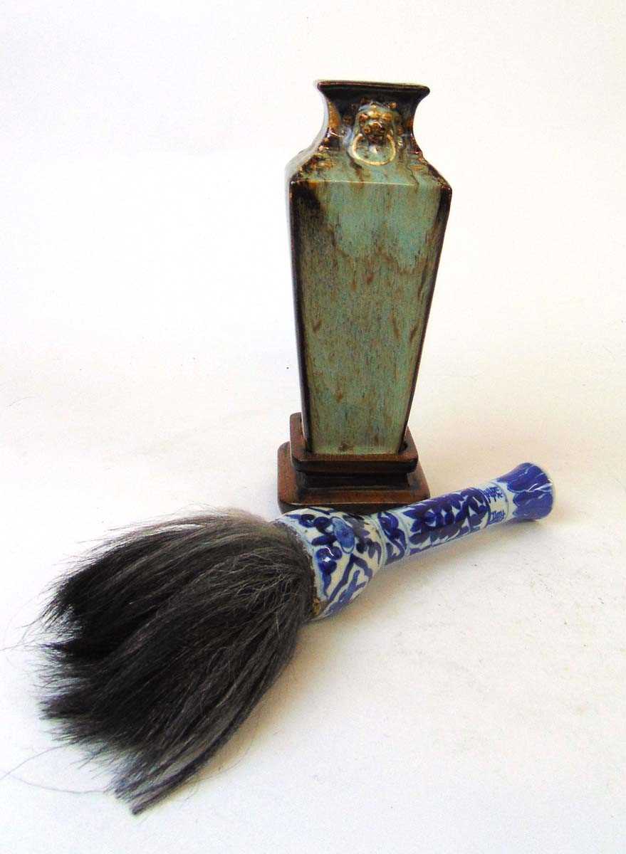 A Chinese blue and white calligraphy brush, the handle painted with leaves and five character Xuande - Image 2 of 14