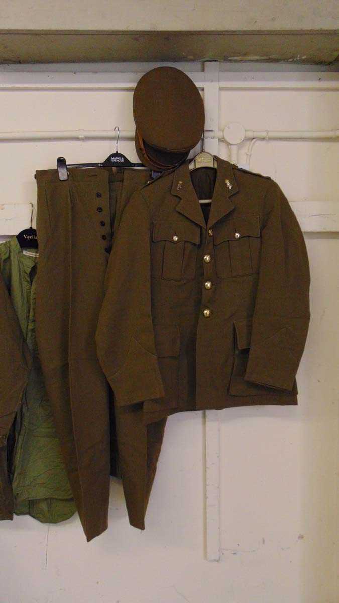 British Army battledress with insignia and patches, formerly the property of Lieutenant O.B. - Image 3 of 5