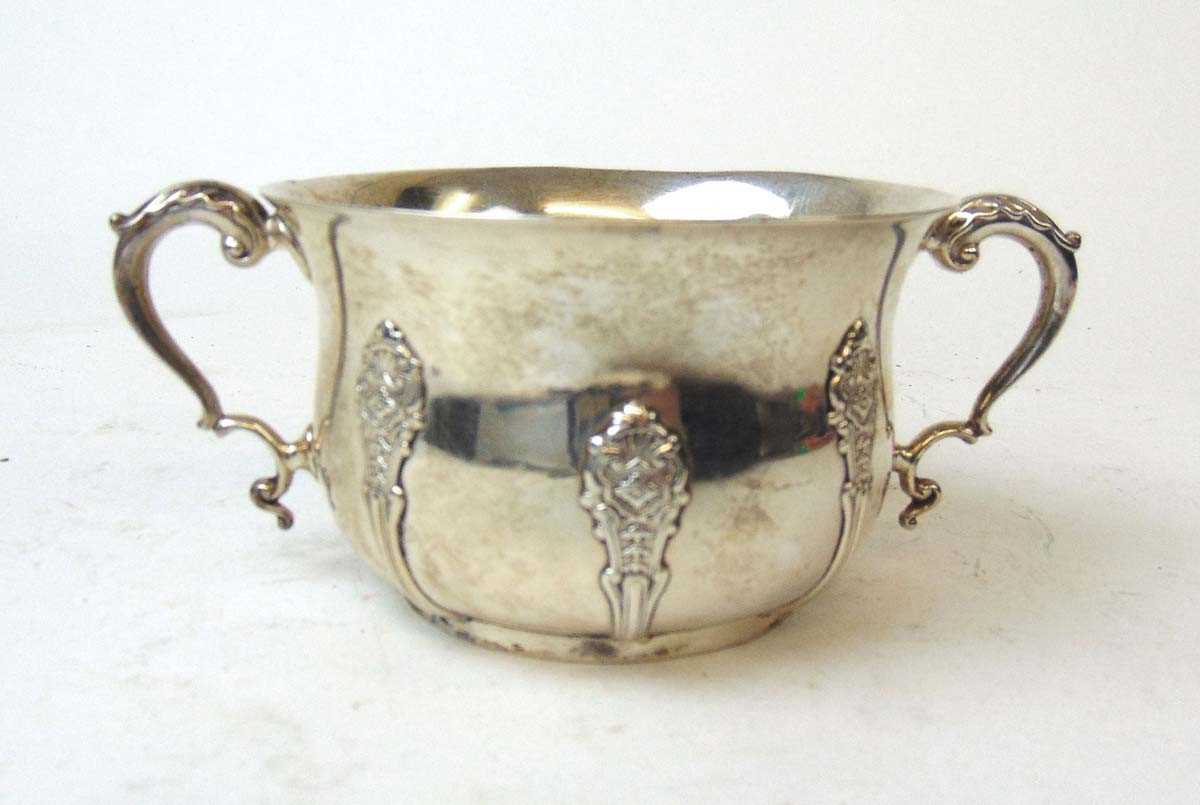 A silver two handled sugar bowl, Elkington & Co, Birmingham 1942, with foliate scroll capped handles - Image 2 of 3