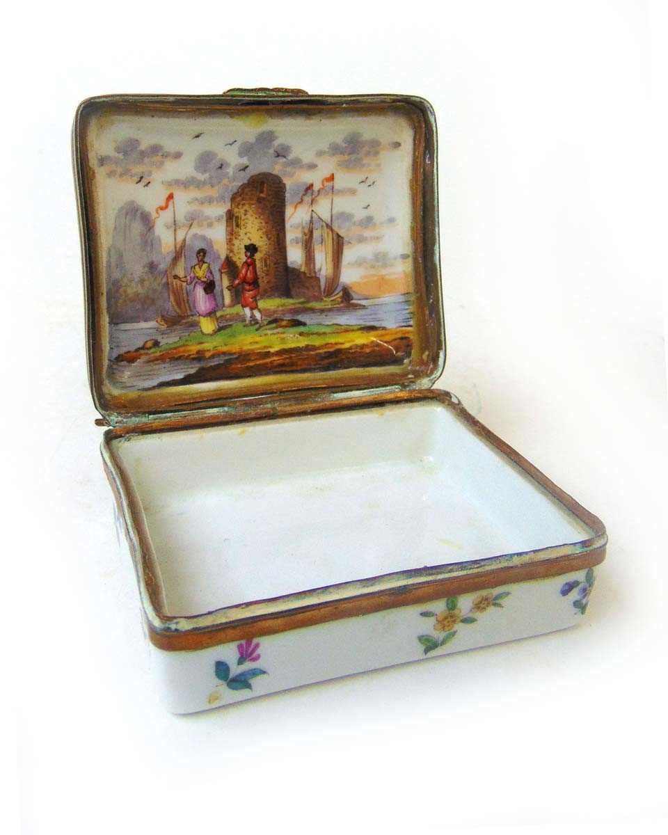 A 19th century French porcelain trinket box, the lid interior hand painted with figures before a - Image 3 of 4