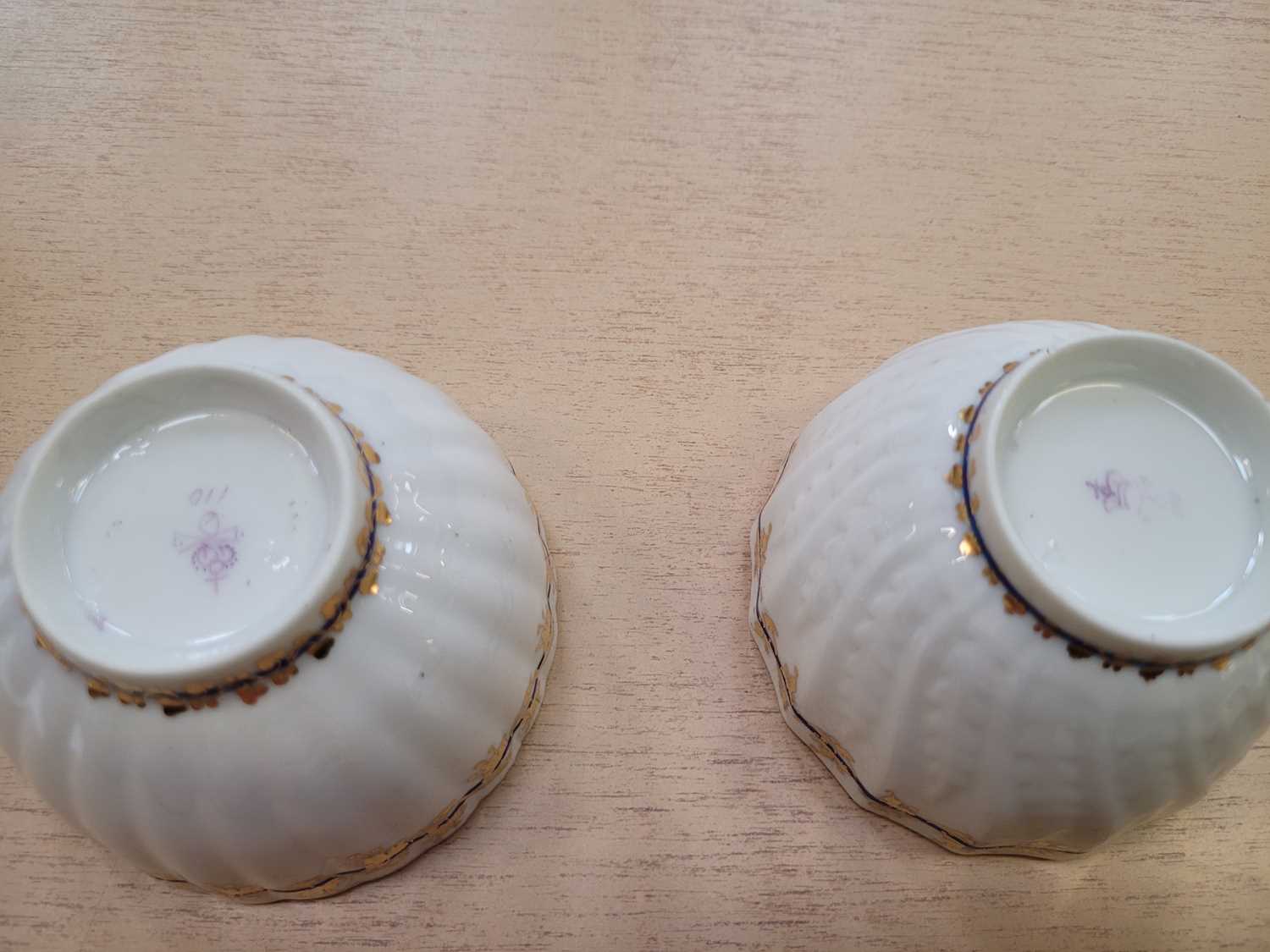 Two Derby porcelain tea bowls and saucers, late 18th century, one with spiral moulded fluting with - Bild 7 aus 14