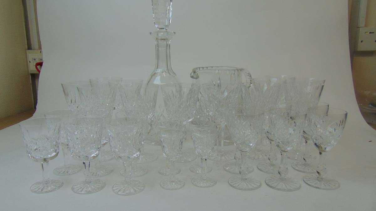 A part suite of Waterford 'Lismore' pattern drinking glasses, comprising a decanter and stopper, - Bild 2 aus 6