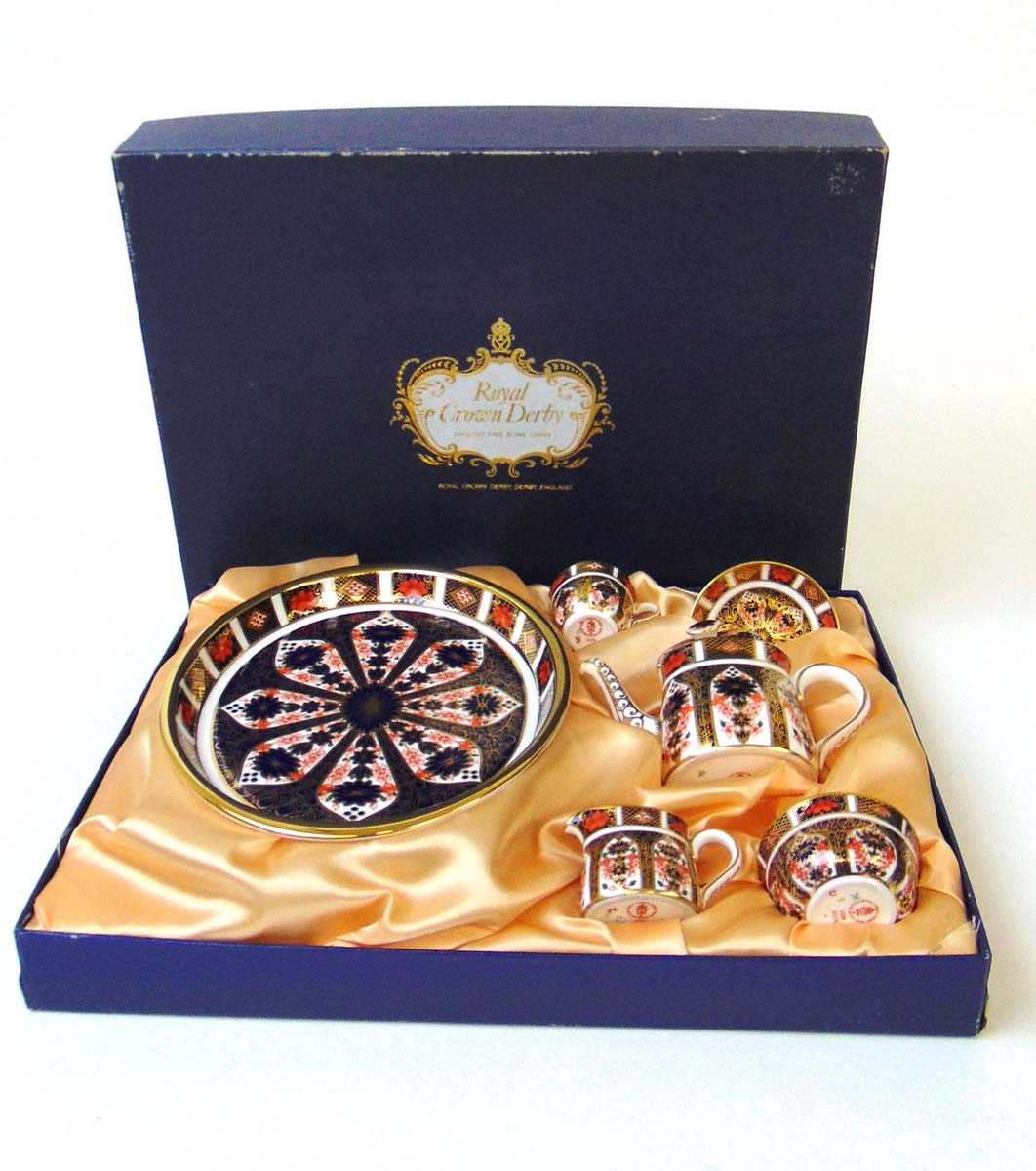 A Royal Crown Derby Imari pattern bachelor's miniature tea set, pattern 1128, in fitted presentation - Image 2 of 2