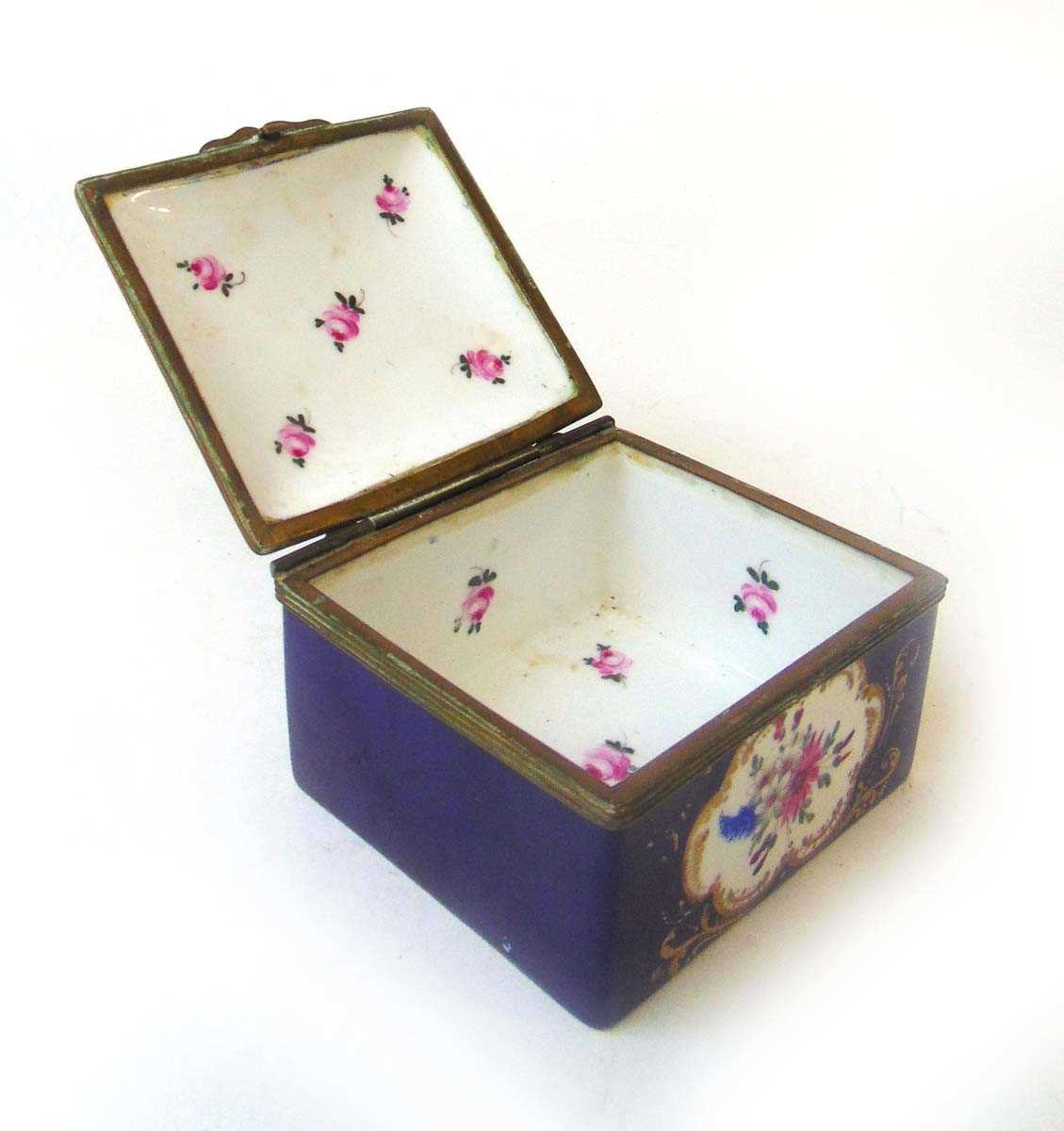 A 19th century French porcelain trinket box, the lid painted with an armorial, the front and rear - Image 2 of 3