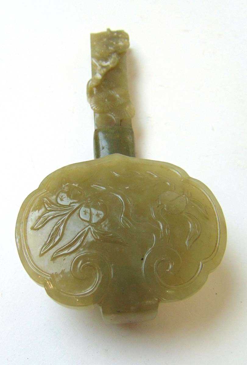 A Chinese carved jade section of a ruyi sceptre, Qing, the head carved with peaches on a leafy - Bild 3 aus 9