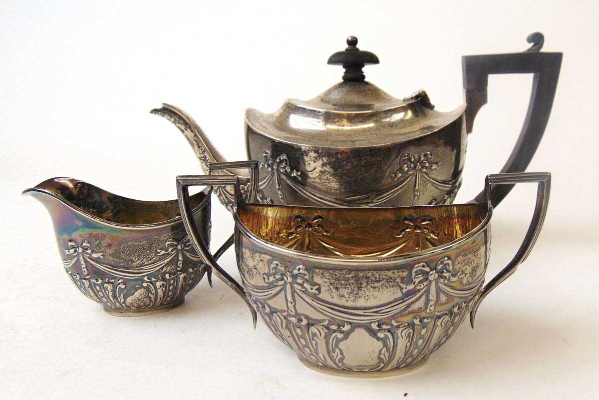 A bachelors silver tea set, Henry Matthews, Birmingham 1907, embossed with ribbons, beads and - Image 2 of 6