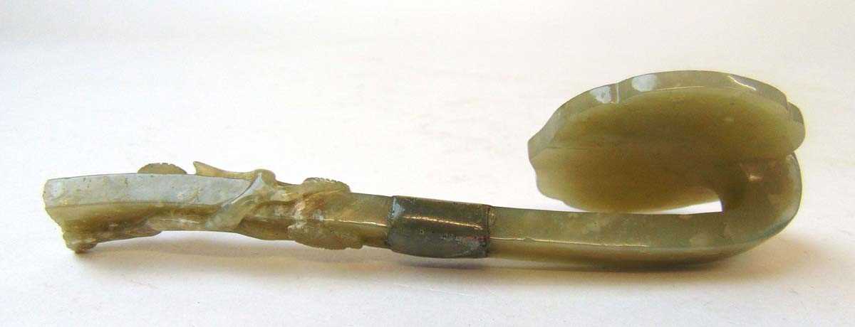 A Chinese carved jade section of a ruyi sceptre, Qing, the head carved with peaches on a leafy - Bild 4 aus 9