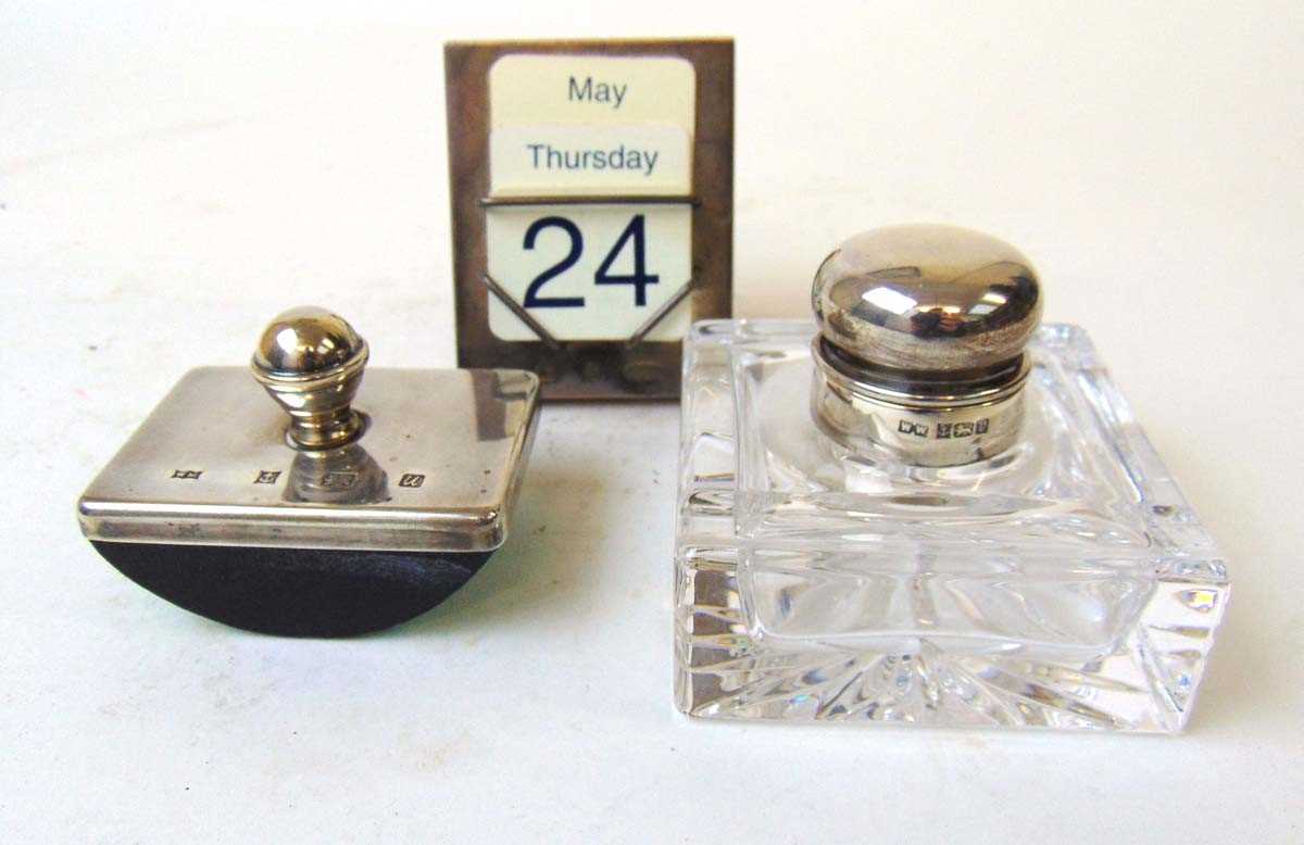 A silver mounted desk blotter, William manton, Birmingham 1994, 6.5cm, a glass and silver mounted - Bild 2 aus 2