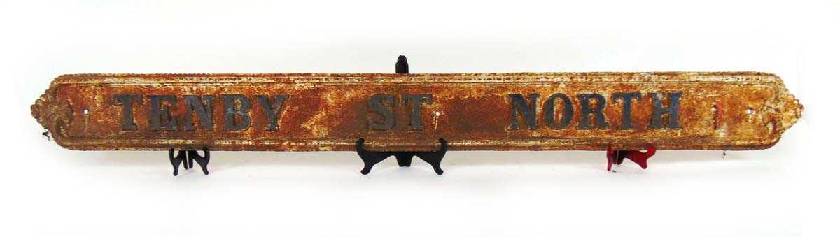 A Victorian cast iron street sign for ' Tenby St North', with cast foliate terminals beaded - Bild 2 aus 2