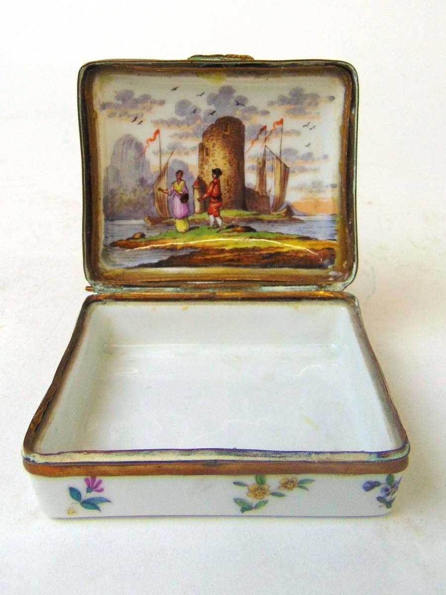 A 19th century French porcelain trinket box, the lid interior hand painted with figures before a - Image 4 of 4