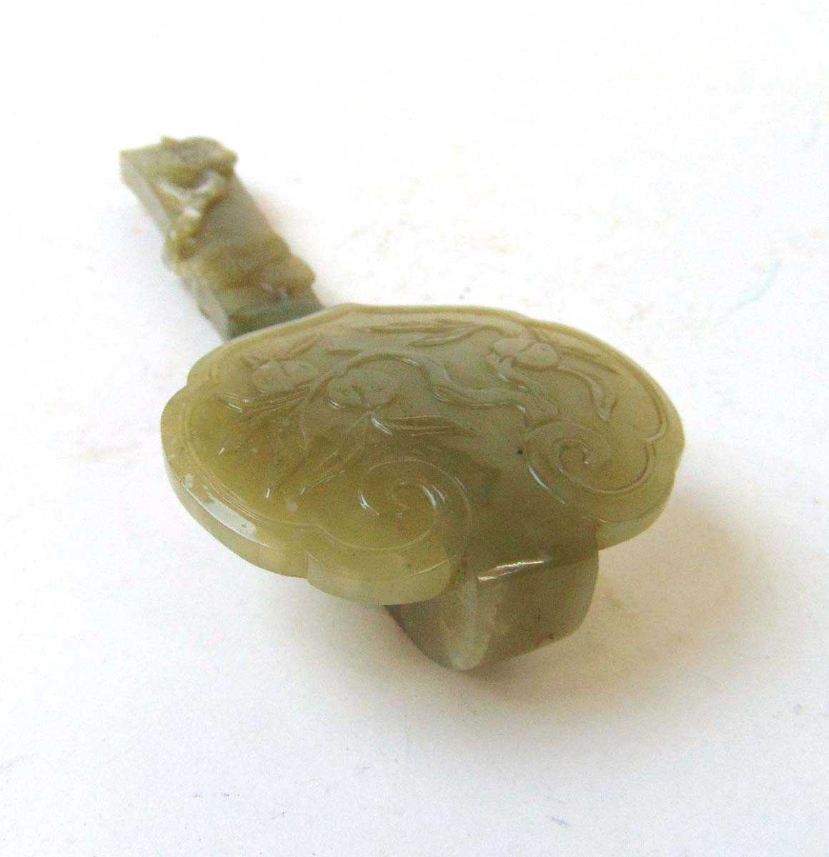 A Chinese carved jade section of a ruyi sceptre, Qing, the head carved with peaches on a leafy - Bild 2 aus 9