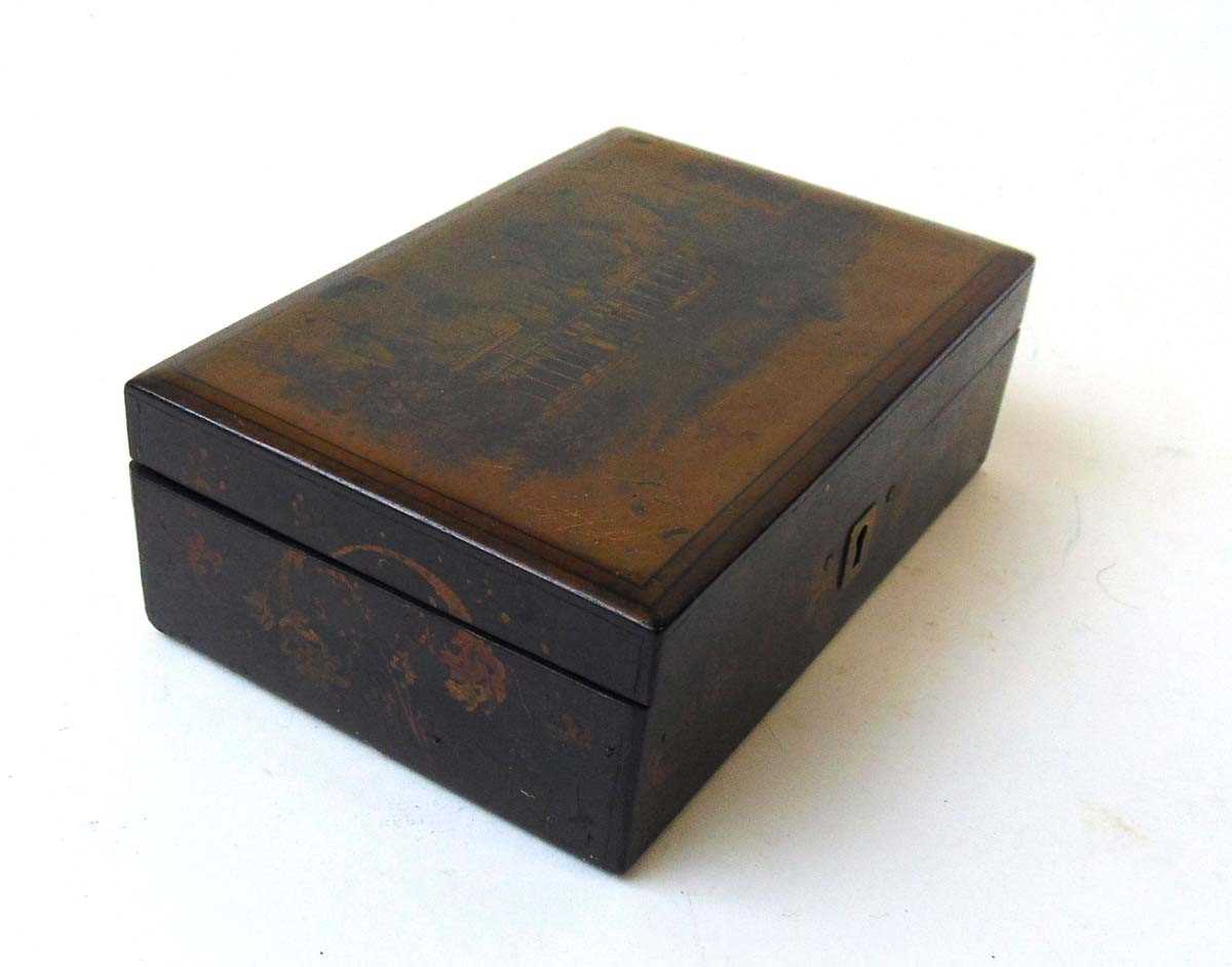 An early 19th century lacquered trinket box, with gilt transfer printed decoration of figures - Image 4 of 4